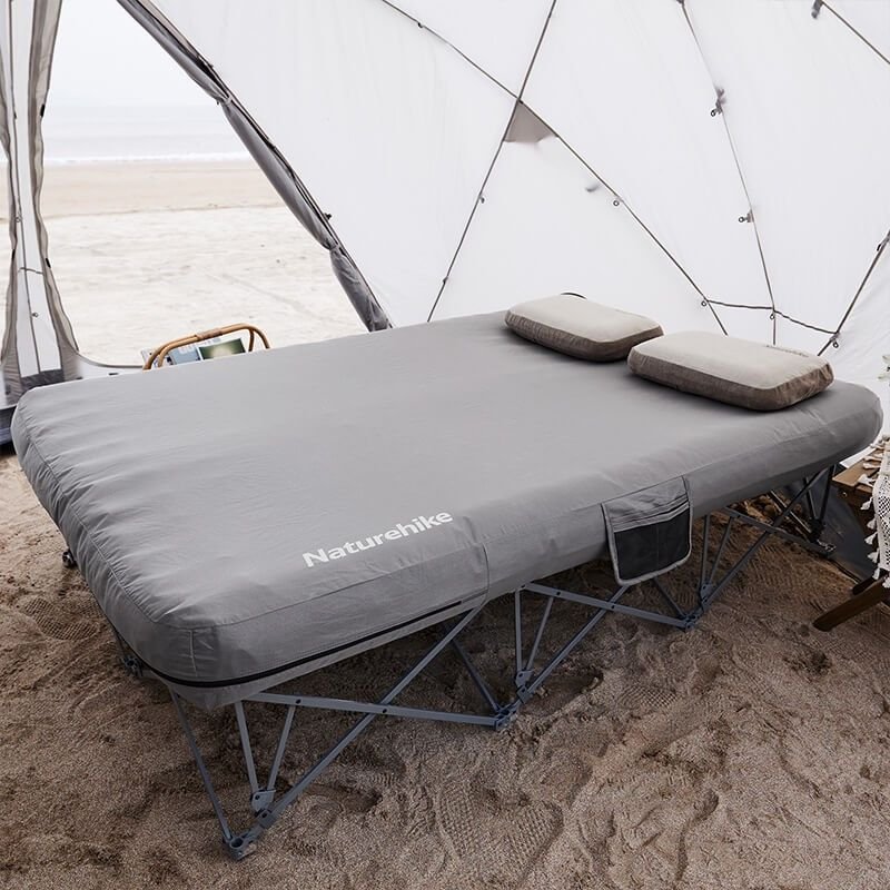 camas dobles plegables de camping en tienda de campaña